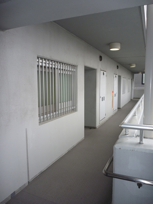 外壁リノベーション前廊下